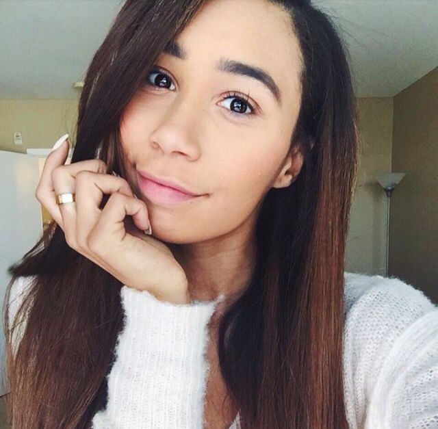 Eva Gutowski No Makeup Natural Look