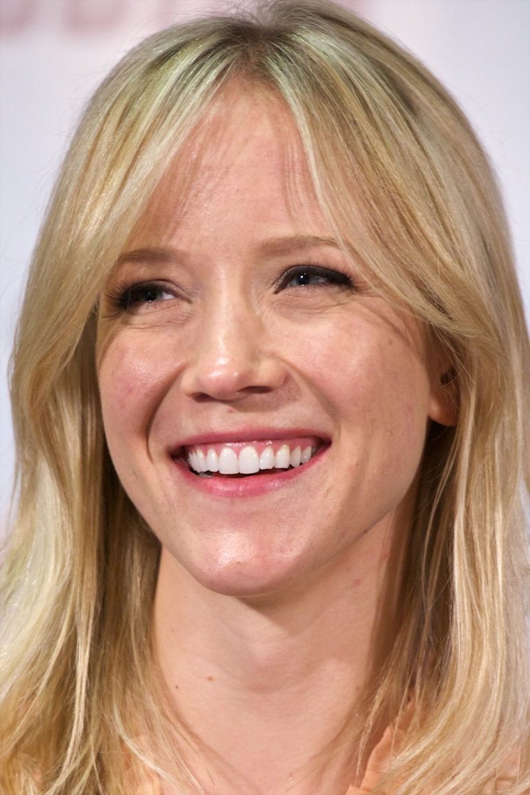 Jessy Schram No Makeup