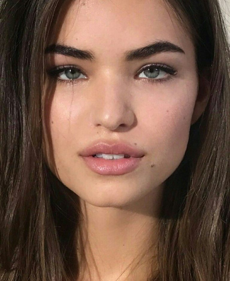 Robin Holzken No Makeup