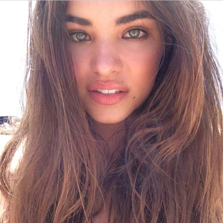 Robin Holzken No Makeup Natural Look