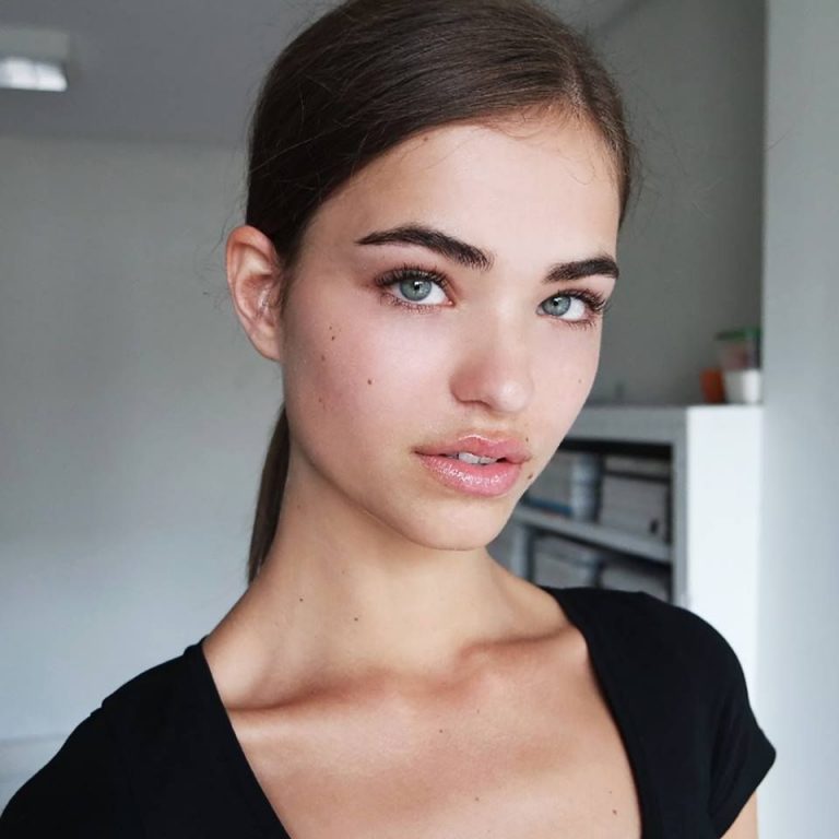 Robin Holzken Without Makeup