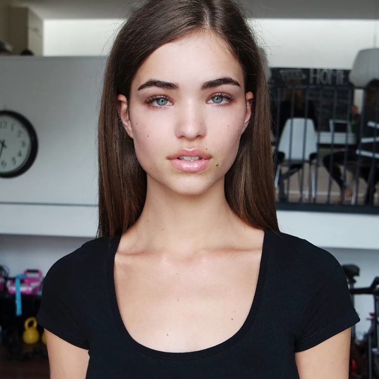 Robin Holzken Without Makeup Photo