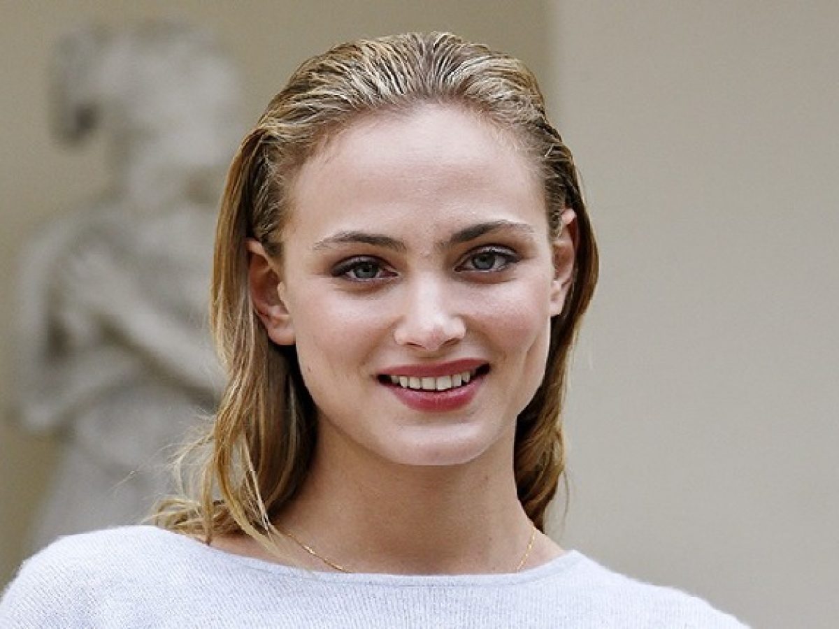 Nora arnezeder height