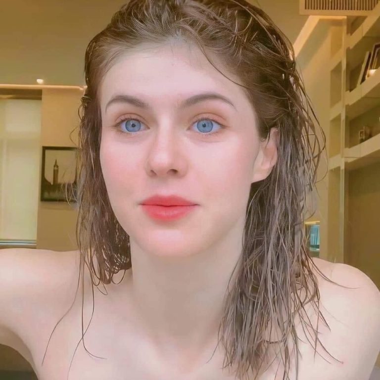 Alexandra Daddario No Makeup Natural Look